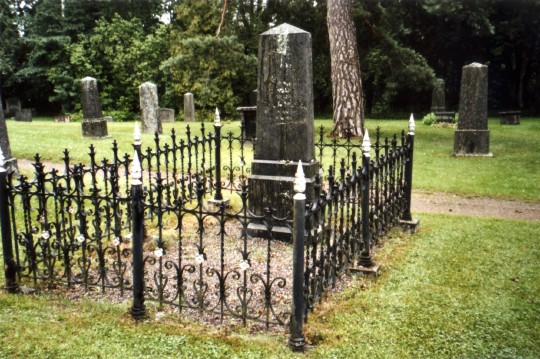 Peter Höögs
gravsten vid Hidinge kyrka