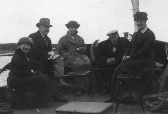 Anna Halling med
flera pingsten 1922